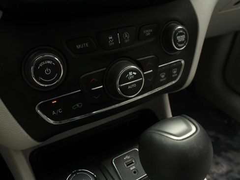 Used 2019 Jeep Cherokee Limited AWD/4WD image 34