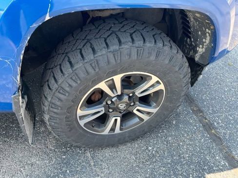 Used 2017 Toyota Tacoma TRD Sport AWD/4WD image 3