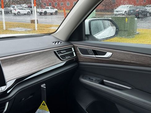 Used 2025 Volkswagen Atlas SEL AWD/4WD image 25