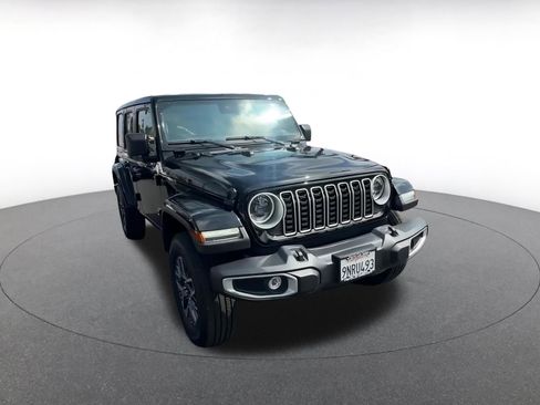 Used 2025 Jeep Wrangler Sahara image 3