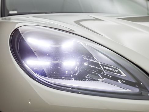 Used 2025 Porsche Macan Turbo image 12