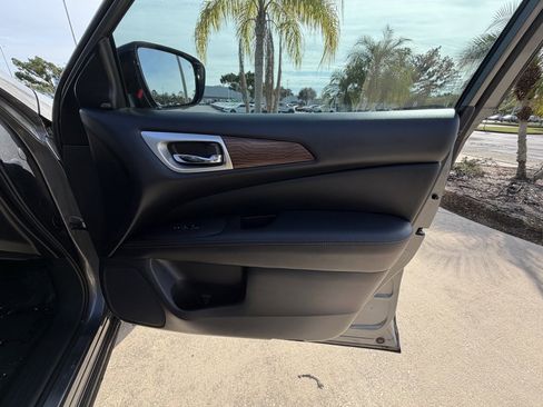 Used 2017 Nissan Pathfinder Platinum w/ Midnight Edition Package image 38