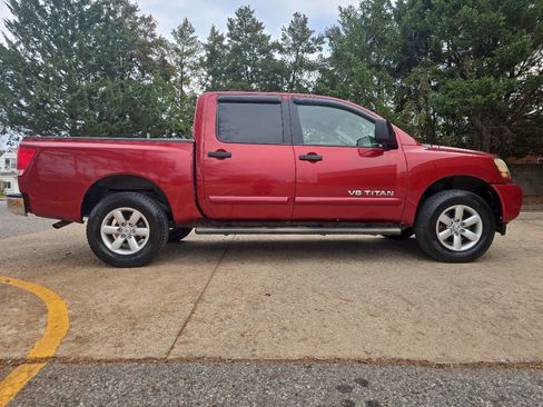 Used 2014 Nissan Titan SV w/ SV Premium Utility Package image 2