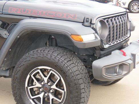 Used 2024 Jeep Gladiator Rubicon w/ Convenience Group AWD/4WD image 6