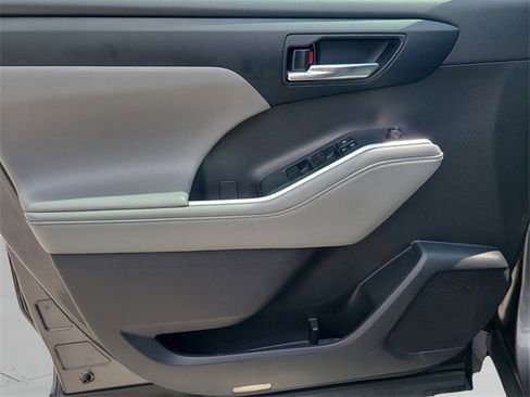 Used 2022 Toyota Highlander XLE image 20