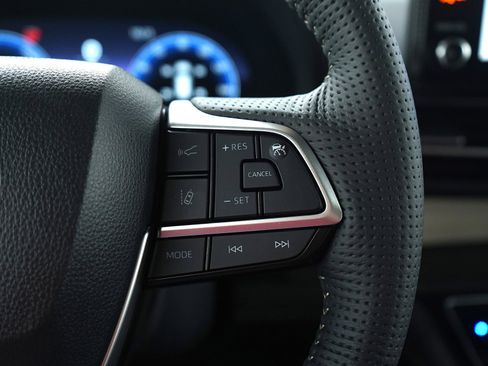 Used 2025 Toyota Sienna Platinum image 29