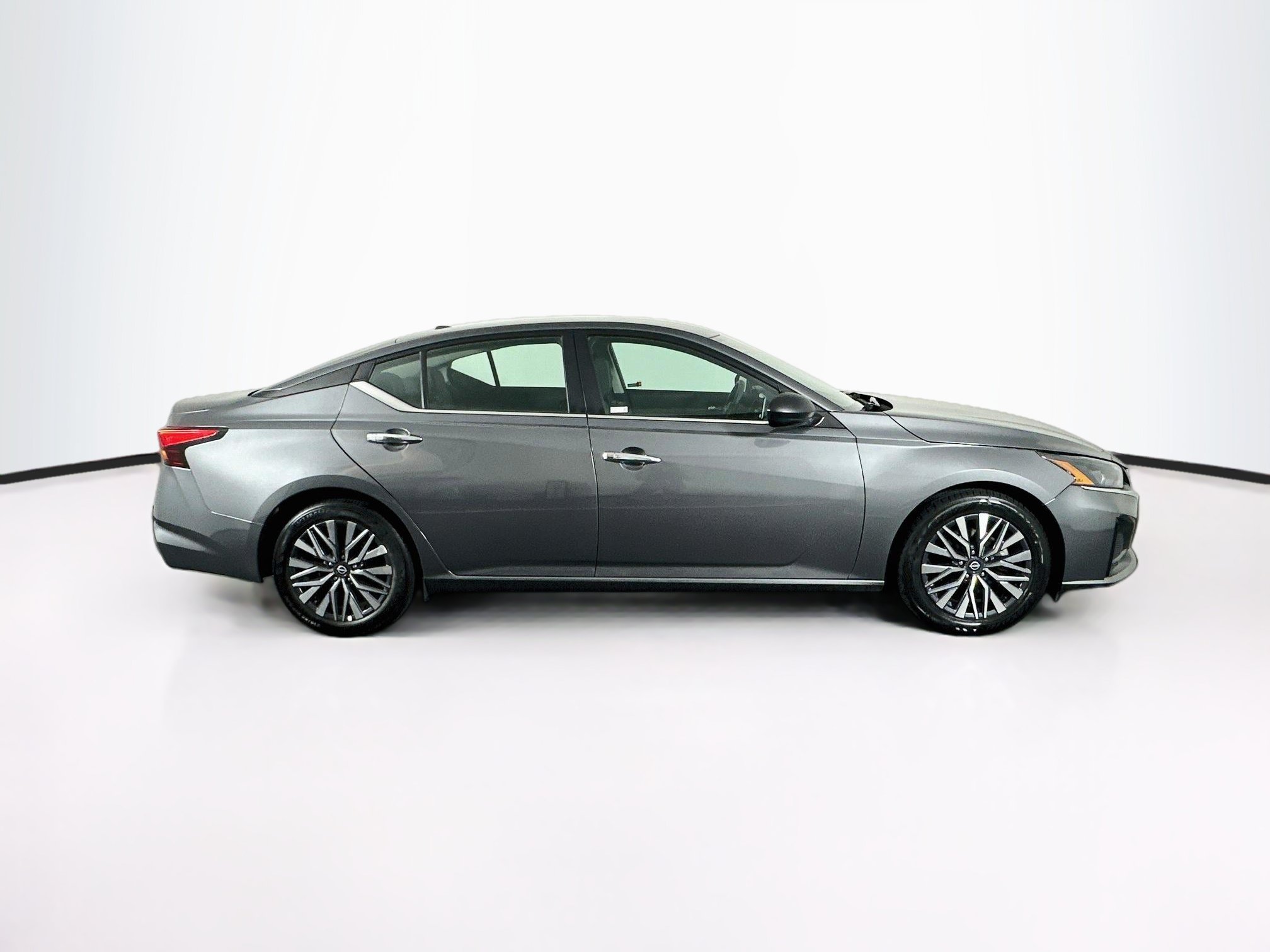 Used 2025 Nissan Altima 2.5 SV FWD image 10