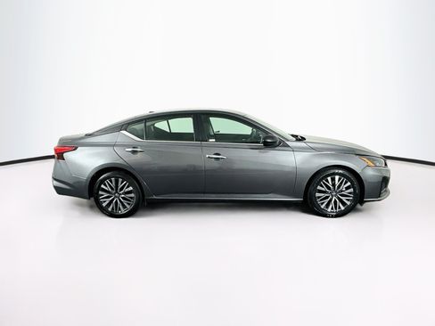Used 2025 Nissan Altima 2.5 SV FWD image 10