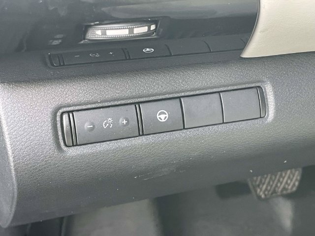 Used 2022 Nissan Pathfinder SV AWD/4WD image 19