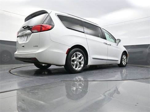 Used 2020 Chrysler Pacifica Limited image 23