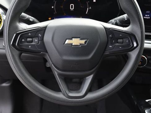 Used 2024 Chevrolet Trax LT FWD image 7