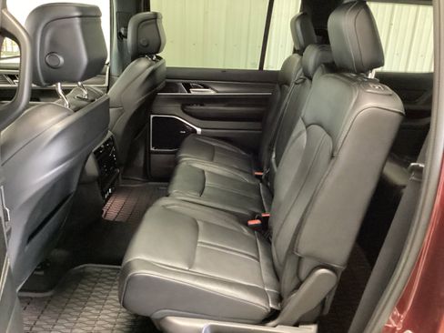 Used 2024 Jeep Wagoneer Series III w/ Premium Group I AWD/4WD image 32