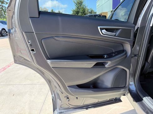 Used 2017 Ford Edge Titanium w/ Technology Package FWD image 13