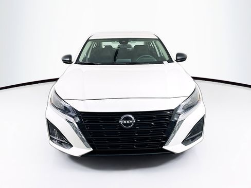 Used 2025 Nissan Altima 2.5 SV image 2