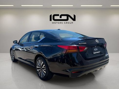 Used 2024 Nissan Altima 2.5 SV FWD image 3