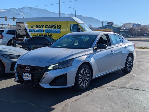 Used 2024 Nissan Altima 2.5 SV FWD image 9