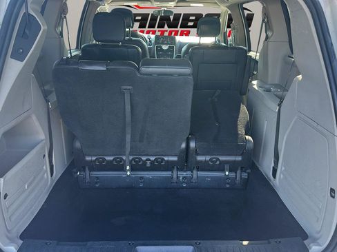 Used 2016 Chrysler Town & Country Touring w/ Driver Convenience Group FWD image 8