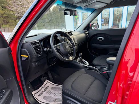 Used 2017 Kia Soul + image 8