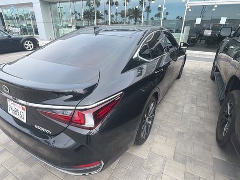 Used 2024 Lexus ES 300h w/ Premium Package image 5