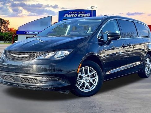 Used 2024 Chrysler Voyager LX image 2