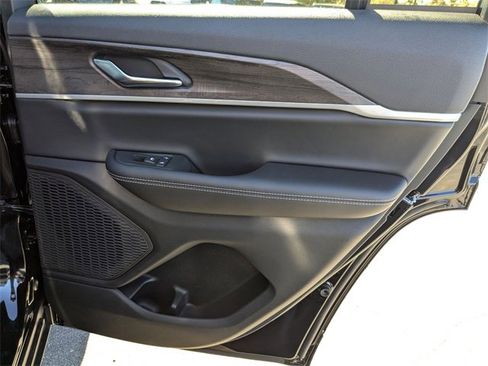 New 2025 Jeep Grand Cherokee Limited image 32