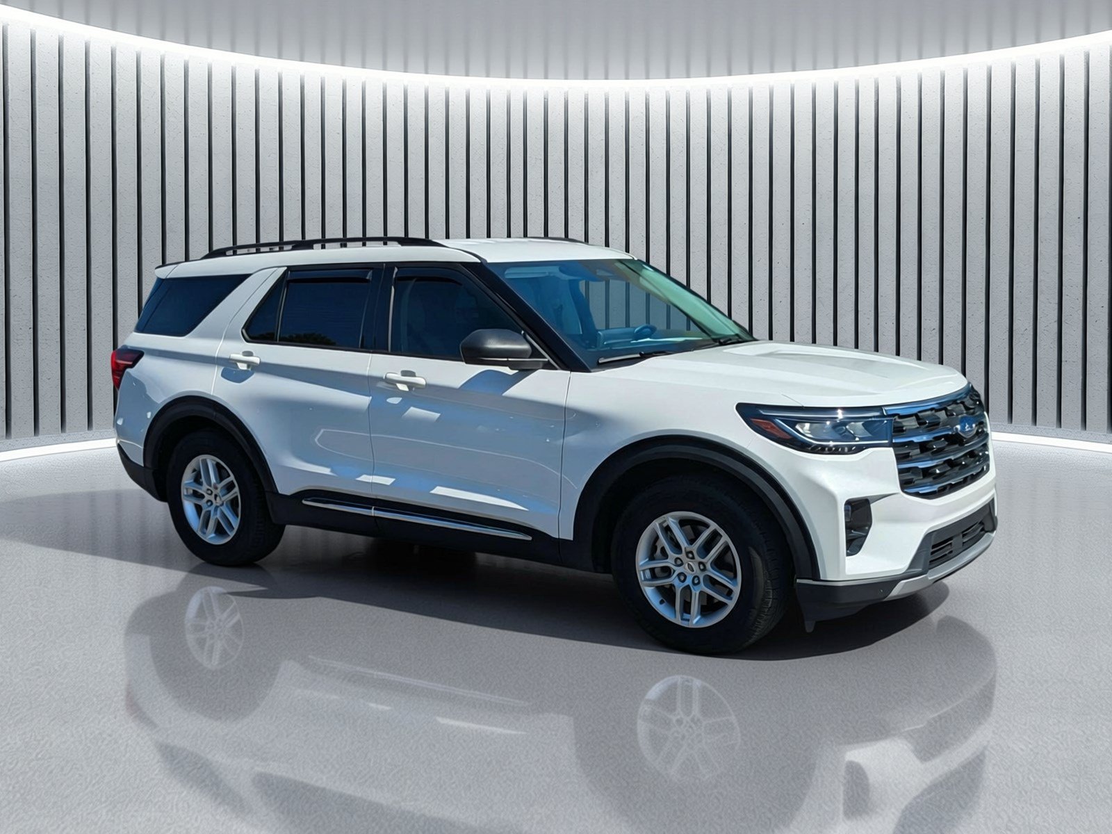 Used 2025 Ford Explorer Active w/ Active Comfort Package RWD image 2