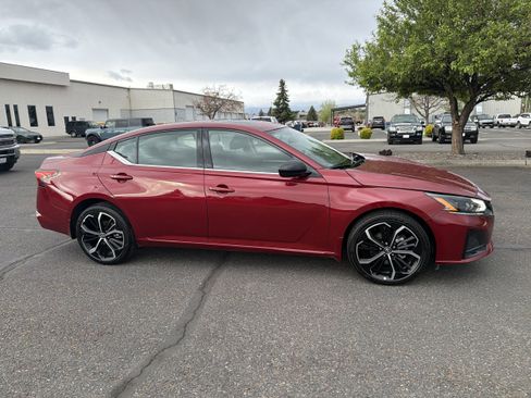 Used 2025 Nissan Altima 2.5 SR w/ SR Premium Package AWD/4WD image 4