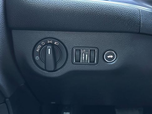 Used 2016 Dodge Challenger SXT image 23