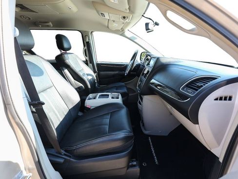 Used 2015 Chrysler Town & Country Touring w/ Driver Convenience Group FWD image 22
