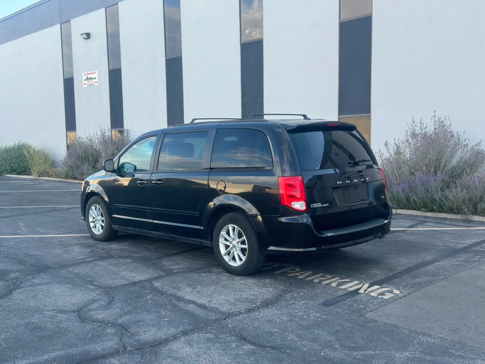 Used 2013 Dodge Grand Caravan SXT w/ Rear Park Assist Pkg FWD image 3