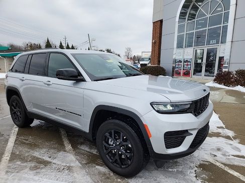 Certified 2024 Jeep Grand Cherokee Altitude image 3