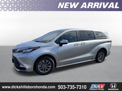 Used 2022 Toyota Sienna LE FWD image 1