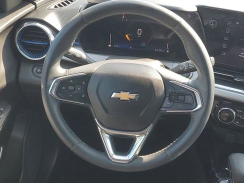 Certified 2025 Chevrolet Trax LT w/ Driver Confidence Package FWD image 12