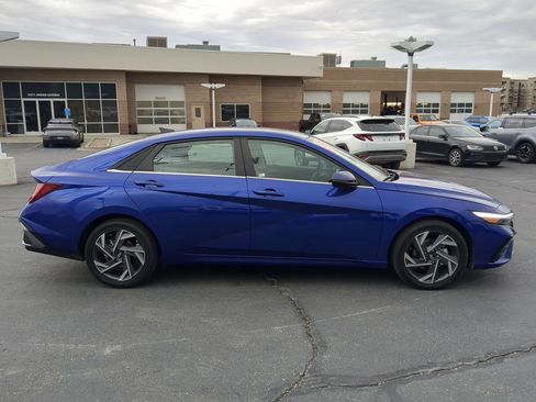 Used 2025 Hyundai Elantra Limited image 7