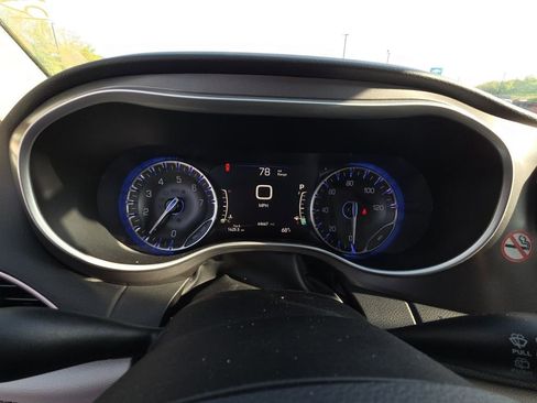 Used 2023 Chrysler Pacifica Touring-L image 9