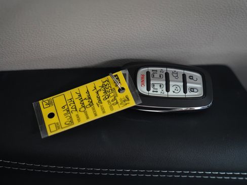 Certified 2024 Chrysler Pacifica Touring-L image 29