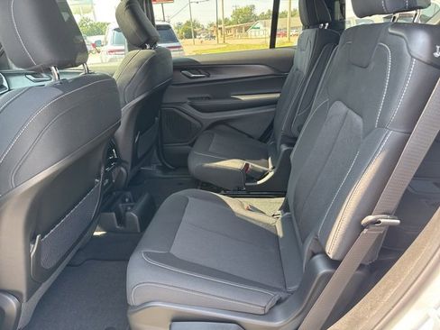 New 2025 Jeep Grand Cherokee L Laredo image 21