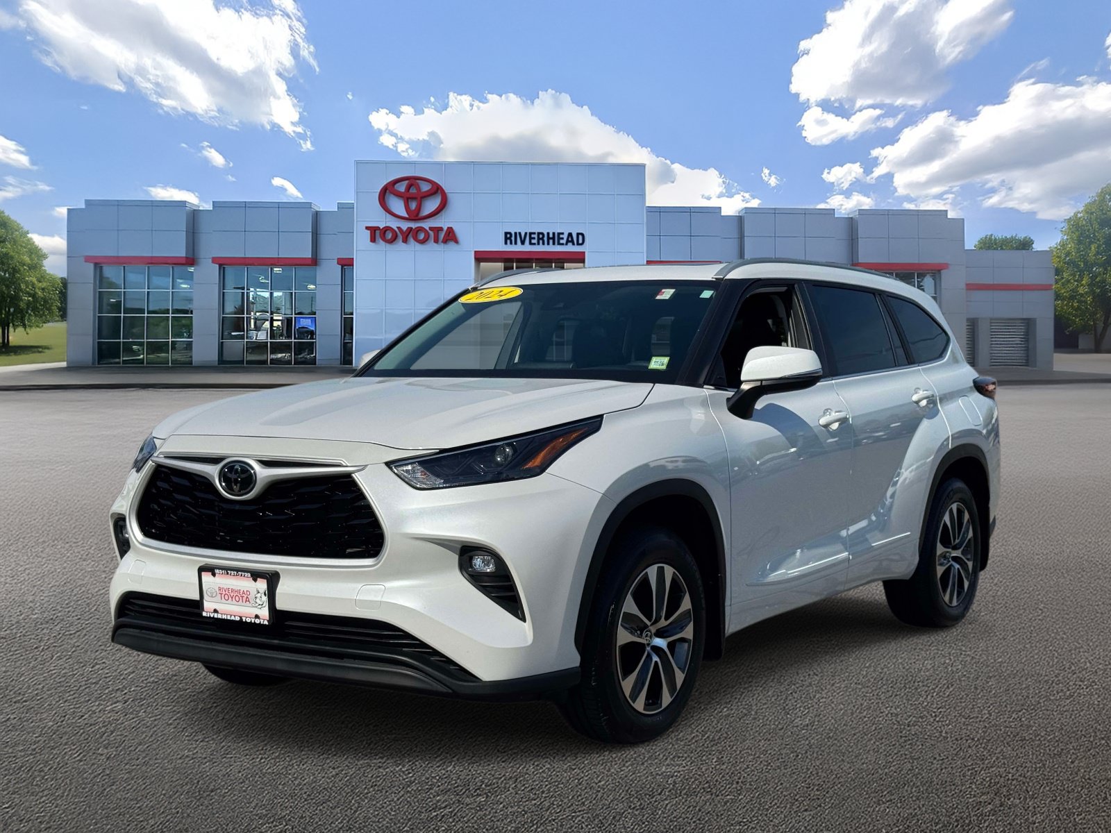 Used 2024 Toyota Highlander XLE AWD/4WD image 1