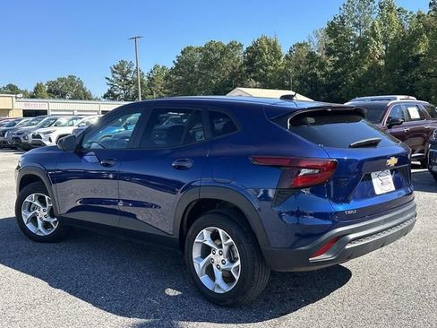 Used 2024 Chevrolet Trax LS w/ LS Convenience Package image 12