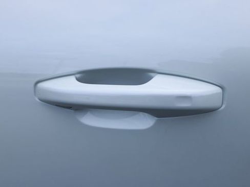 Used 2025 Volvo XC40 B5 Plus image 9