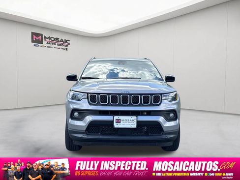 Used 2024 Jeep Compass Latitude AWD/4WD image 2