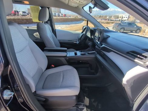 Used 2025 Toyota Sienna LE image 31