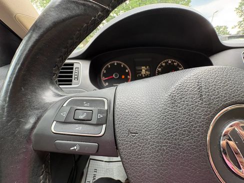 Used 2011 Volkswagen Jetta SE FWD image 29