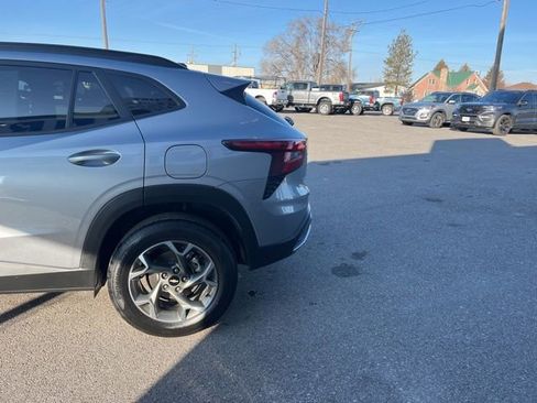 Used 2025 Chevrolet Trax LT w/ LT Convenience Package image 6