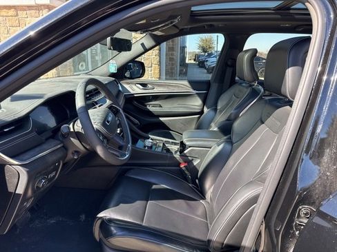 Used 2022 Jeep Grand Cherokee Overland w/ Luxury Tech Group IV image 18