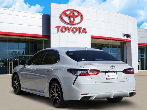 Used 2024 Toyota Camry SE FWD image 3