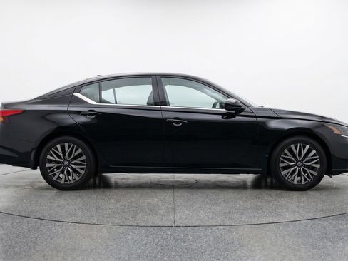 Used 2025 Nissan Altima 2.5 SV FWD image 11