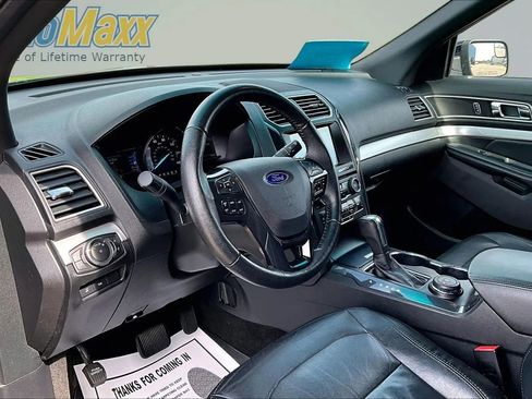 Used 2017 Ford Explorer XLT w/ Equipment Group 202A AWD/4WD image 21