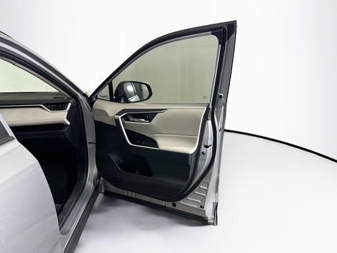 Used 2021 Toyota RAV4 XLE image 31