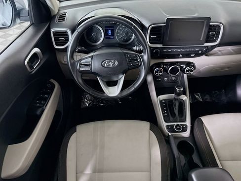 Used 2020 Hyundai Venue SEL w/ Convenience + Premium Package FWD image 4